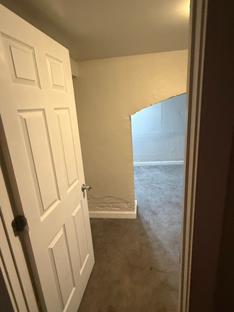 Entrance - SINGLE ROOM for Lease SPRING SEMESTER . 1026 15th street.