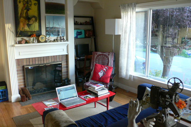 Living Room - Clean and Sunny 1BR/1BA Apartment in Central Berkeley-Rent Includes Electricity