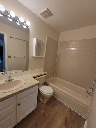 Full Bath - University Court Apartments