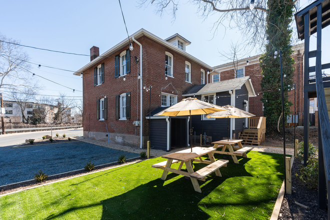 Courtyard - "The Yippie House"-7 Bedroom (9 Beds/Sleeps 9) Fully Furnished & Remodeled - Just Steps from UVA and