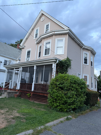 Outside of house. We are the 2nd/3rd floors - Room to Sublet in Oak Square