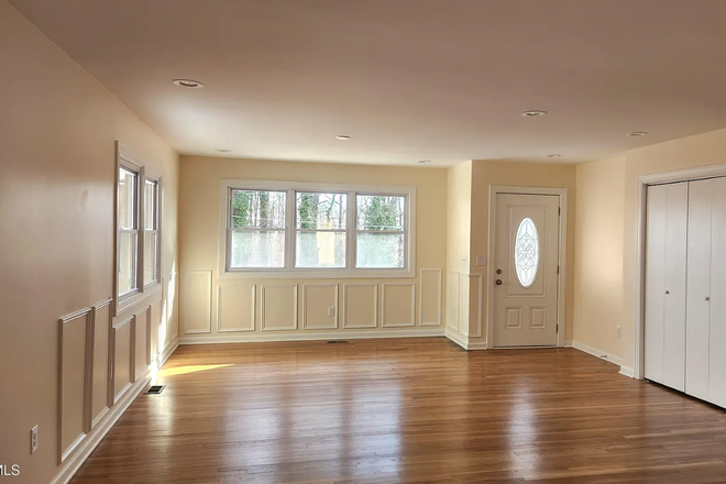 entrance - Single family house for rent