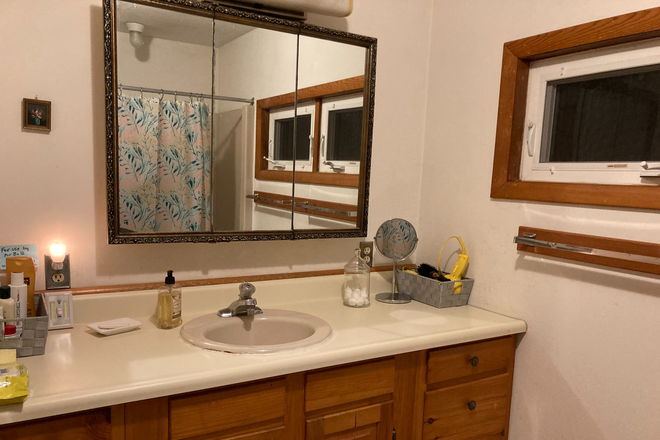Large bathroom - Clean, sunny rooms in  South Amherst House