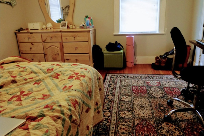 Bed - 4 BED LOW PRICED UNIT NEAR TUFTS