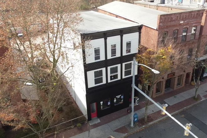 736 Main - 3 bedroom apartment with 2 full baths for Rent