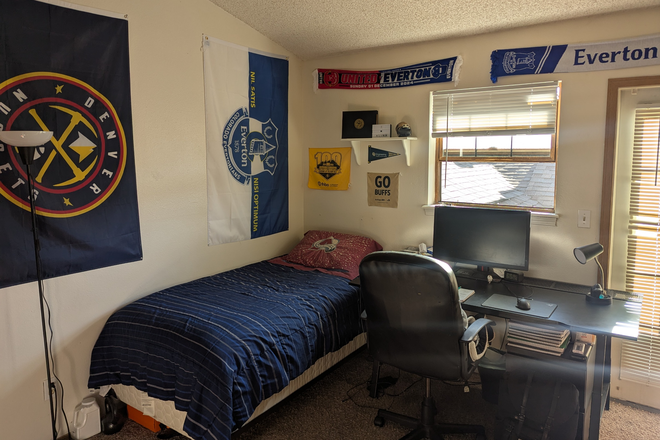 Bedroom - Tri-level apartment close to campus