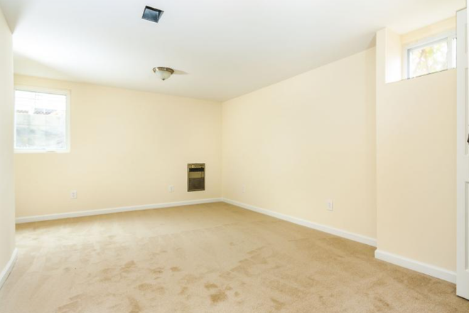 Bedroom - 5 bed 2 baths Close to UMD at 35th Ave. Limited-Time Discounts Available! House