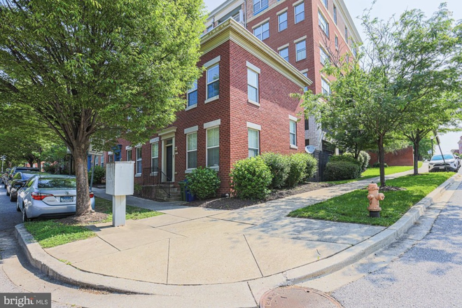 End-unit rowhome - 2BR 3BA Rowhome Minutes from Johns Hopkins East Baltimore Campus!