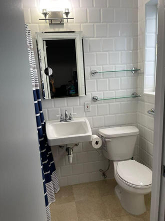 bathroom - Private bedroom with private bath close to campus House