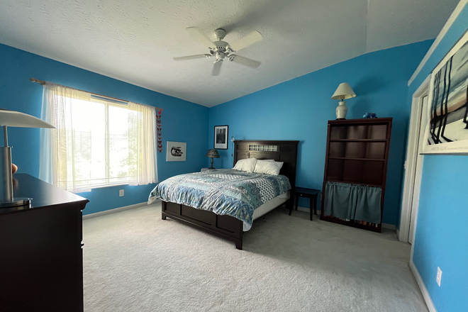 Queen bedroom with walk-in closet - Furnished private rooms & bathrooms in shared living/workspace in Mt. Airy/College Hill Condo