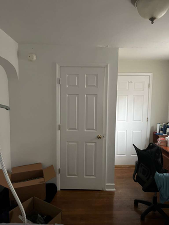 Room has attached toilet - The Castle: Suitable for Graduate students