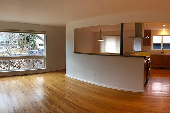 Common Area - Huge Room in a Quiet Neighborhood