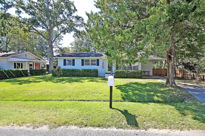 Street view - 3 BR/1.5 bath house 4 miles from medical district