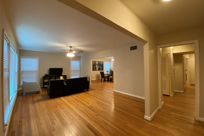 Living/Hallway - Short-Term Housing 5 Minutes Walking or Biking Distance to RICE University Campus House