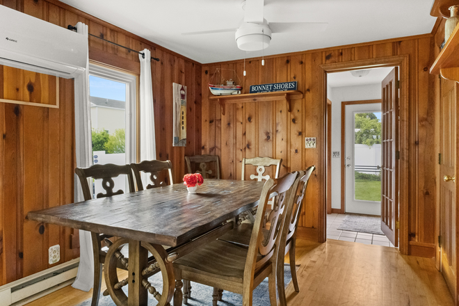 Dining Room - Beach House close to campus
