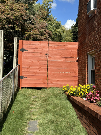 View of outdoor space - Cozy, Secure Bottom-Floor-Space - Ideal for Women and Grad Students