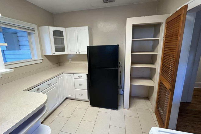 kitchen angle 1 - Cozy 2 bedroom 1 bathroom 2 minute drive from campus House