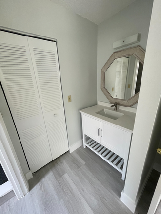 Master Vanity - Windwood East Boca 2/2 luxury finishes newly renovated near FAU Condo