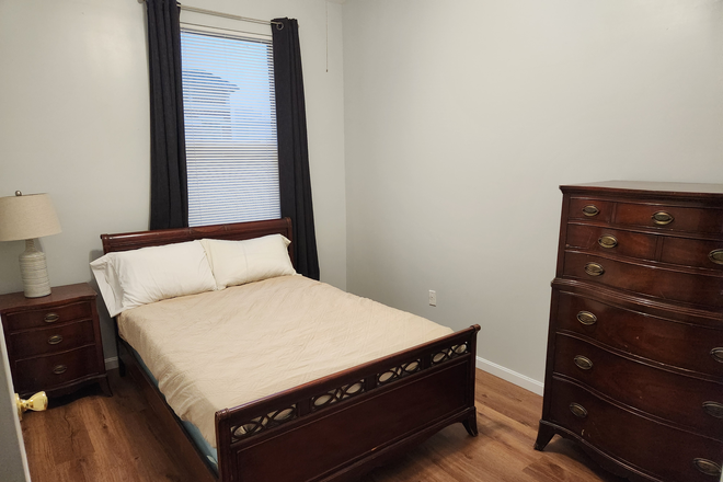 Bedroom with funiture alternative layout - Convenient, low-key 3bd/2.5ba townhouse near downtown & JHU campuses, ideal for grad students/staff