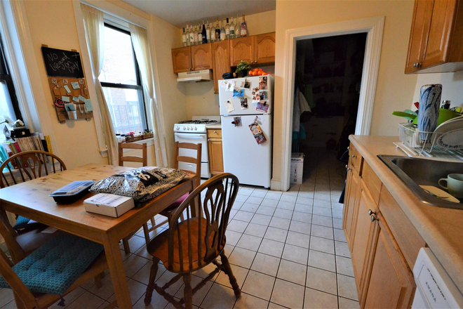 Kitchen - **GEM** Large 4 Bedroom On Hemenway !! Apartments