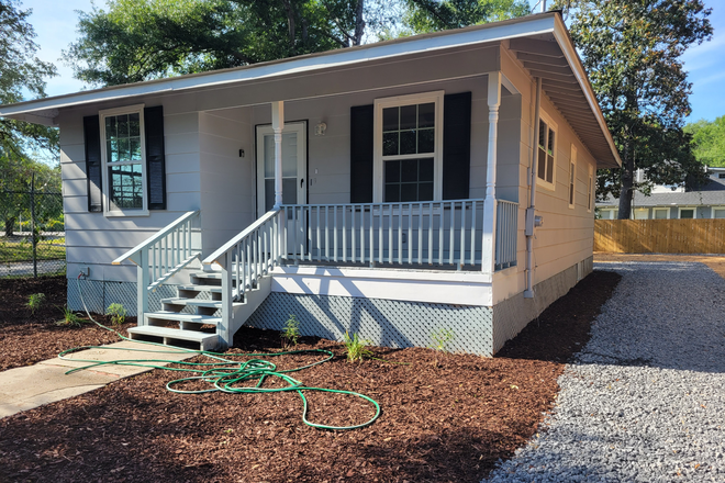 3 bed, one bath central air/heating. Extra storage space and onsite property parking. - North Charleston