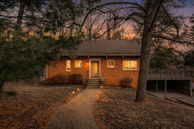 Exterior - Fully Furnished House/10 mins to Grounds/Free Parking/Utilities Included/Dog Friendly!