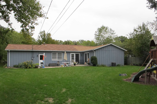 Large back yard with concrete patio - 3 BR/2 Bath Available for Spring semester House