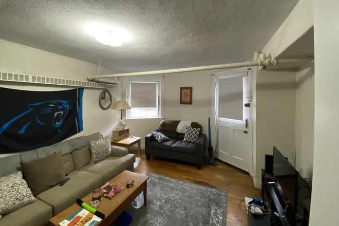 Hub Realty - Spacious one bedroom, ground level, parking available for rent