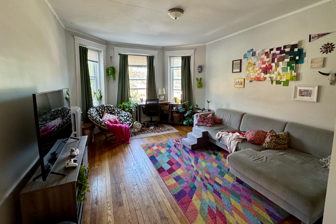 1 - SEPT 1st. No Fee!  Beautiful 1-bed near BC!