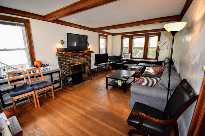 Living Space - LAKE ST 8 BED BRIGHTON House