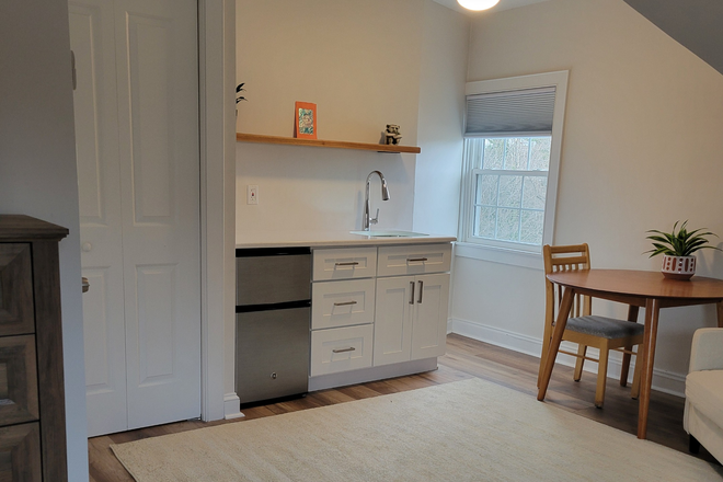 Eating area - 100 North Fairfield Road Apartments