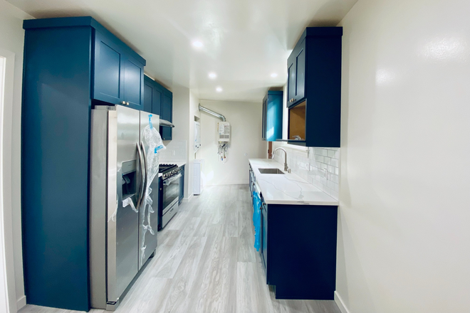 Kitchen - 4 Bedroom/ 2 Bathroom Unit > 1mi from campus Apartments