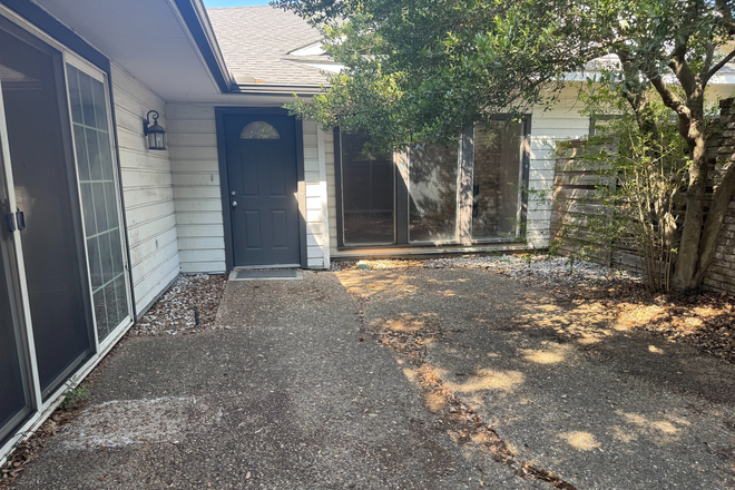 Courtyard - 3 bdr 2 bath house close to UTD