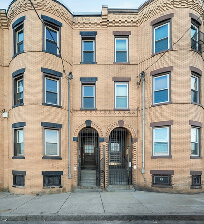 Front of the apartment complex for the unit - Room in Roxbury apartment for rent