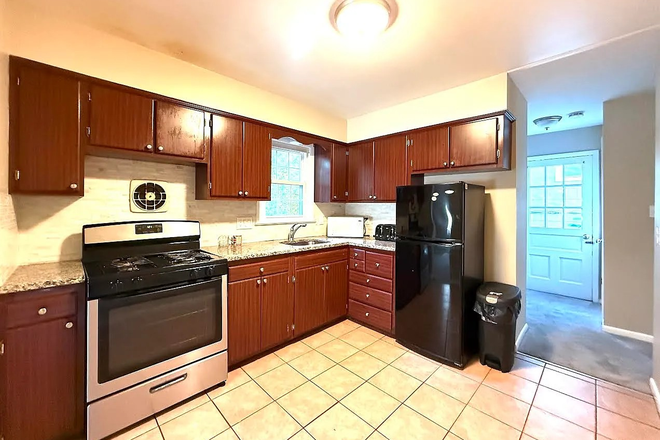 Kitchen - 5 Bedroom Home Less then 1 Mile from Campus! Available November 22, 2025! Looking for group of 4-5