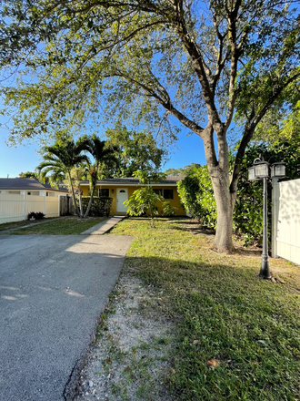 front - Great House 3 Bedrooms/3 Bathrooms One Block from UM Campus WALK/ BIKE UTILITIES INCLUDED!