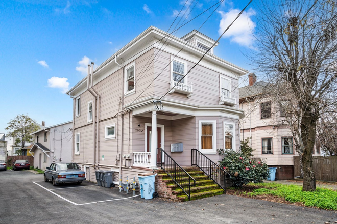 Outside - 2BD 2BTH TOWNHOUSE