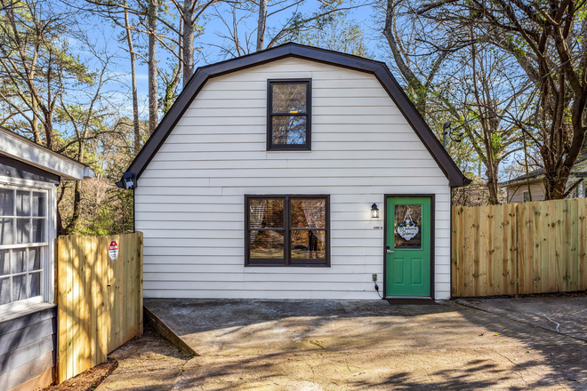 1BD 1BA GUESTHOUSE APT - 1BD 1BA LOFT STYLE GUESTHOUSE – Minutes from EmoryU, CDC, CHOA, VA, EmoryHosp.