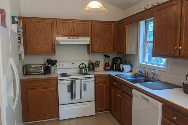 Kitchen - Fully furnished - 1 Room available with shared bath - less than 10 minutes from LU House