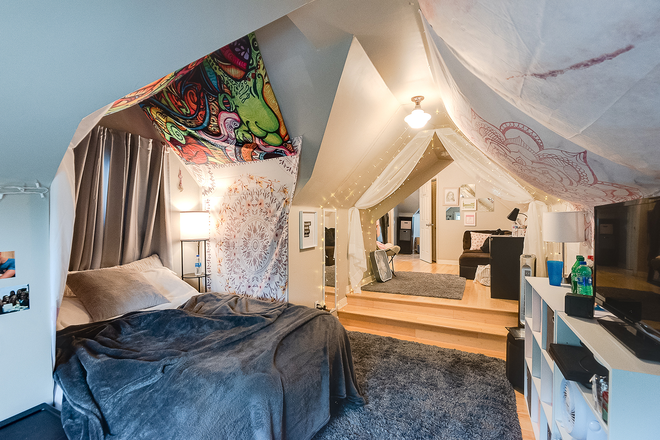 4th bedroom - Huge 2 level 4 beds 2 baths short walk to campus video Apartments