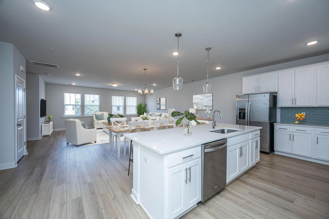 Kitchen and Great room - NEW large JOHNS ISLAND Townhome with HUGE underneath private 4 car garage