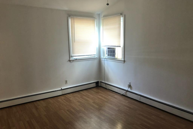 Upstairs Bedroom - Law students, Med students, Grad students this house is for you!