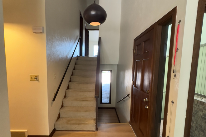 Entrance - Large Rooms for Rent Close to Bear Creek Apartments - $500 discount on first month