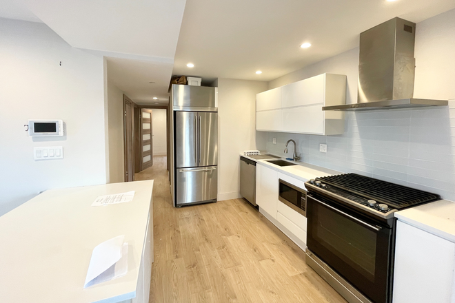 Kitchen - GIRLS ONLY ROOM RENTAL - Recently Renovated 4 Bed 2 Bath in Polish Triangle
