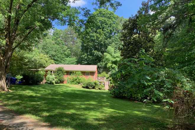 1 acre lot - Furnished 3BR Retreat on 1 Acre | Screened Porch, Decks, Pet Friendly | Near UNC Chapel Hill ! House