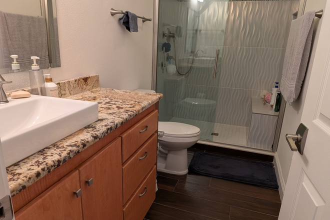 Shared bath between Garden and Lake View Suites - Lake Stall Suites House