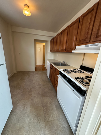 Kitchen 2 - 1 Bedroom 1 Bath in Apt Bldg Garden City Border