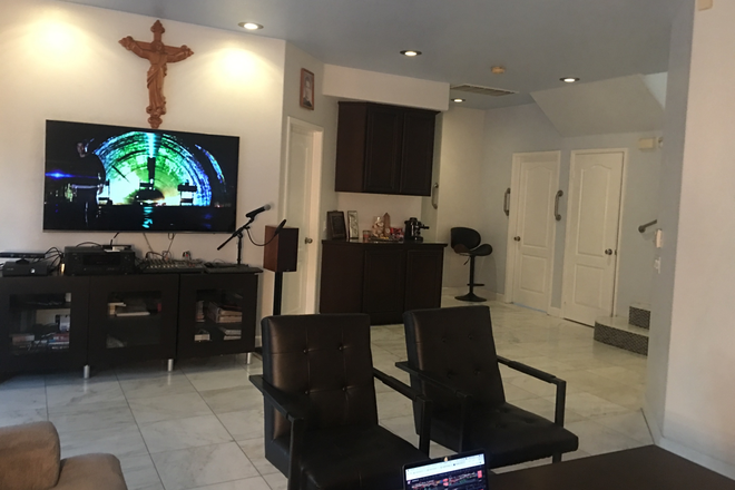 Family Room - Best Location Near by South Coast Plaza/Private Entrance/Lifestyles Gated Community