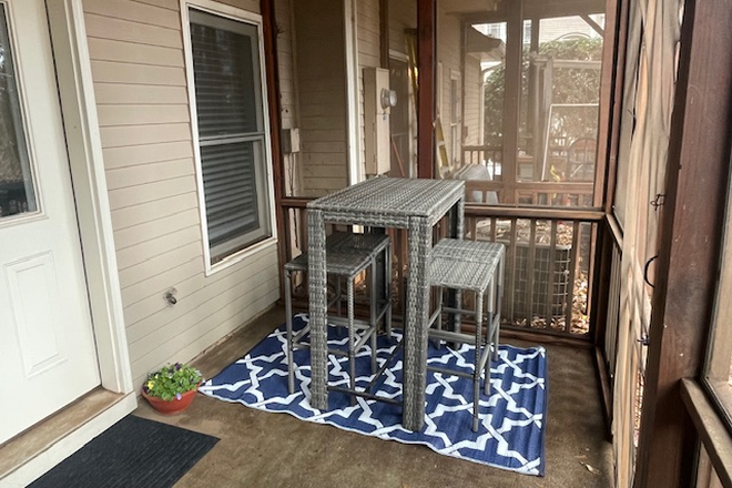 Private outdoor patio - Cozy Efficiency in Oakhurst Village - Perfect for Grad Students/Traveling Professionals