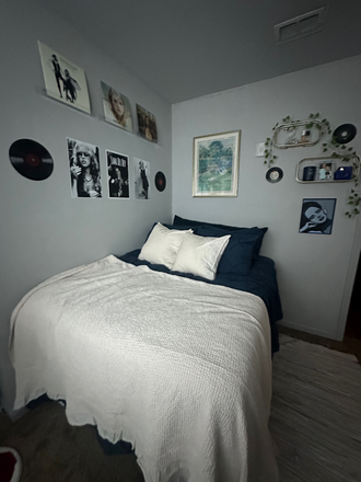 Private bedroom - 1 Bedroom in shared 4 bedroom unit with private bath  BONUS: WILL PAY $500 TOWARD FIRST MONTH'S RENT Apartments